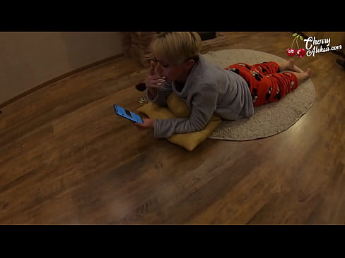 ❤️ Bláznivá blondýnka kouří obrovské péro a poskakuje na něm - anální sex Šukání u nás ﹏