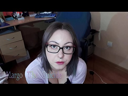 ❤️ Sexy holka s brýlemi kouří dildo hluboko na kameru Šukání u nás ﹏